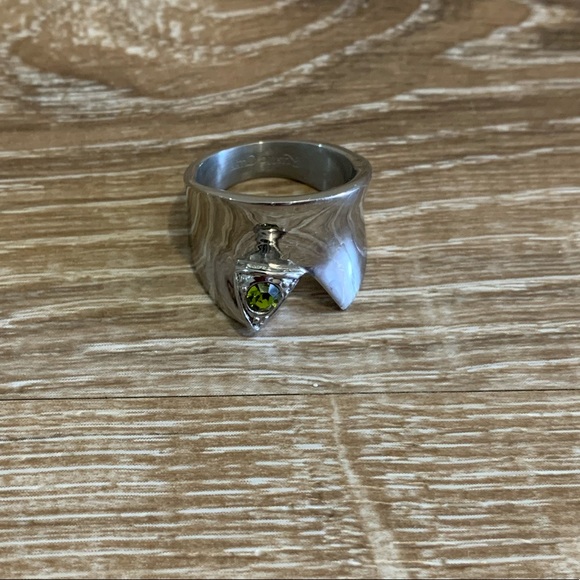 Silver ring with peridot colored jewel by Rustic Cuff - Picture 2 of 4